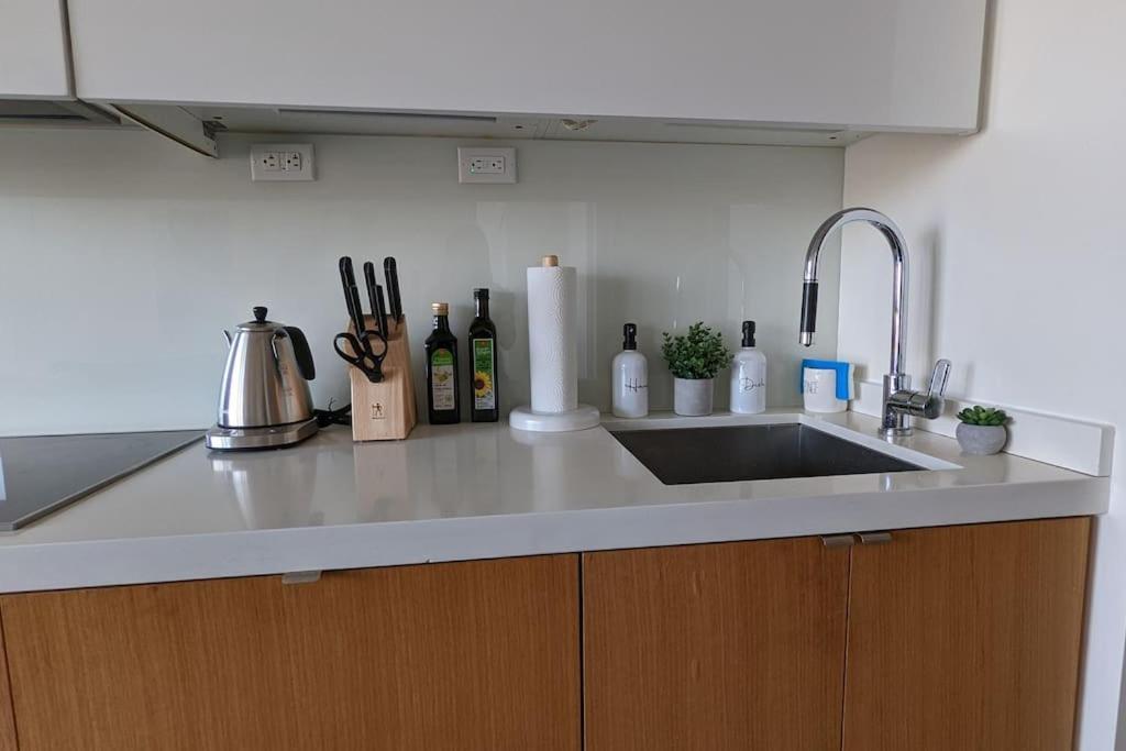 Lovely 2 Bed Condo In Downtown トロント エクステリア 写真