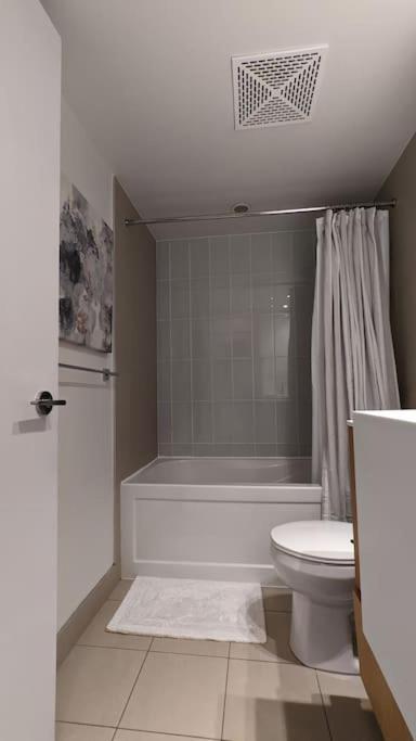 Lovely 2 Bed Condo In Downtown トロント エクステリア 写真